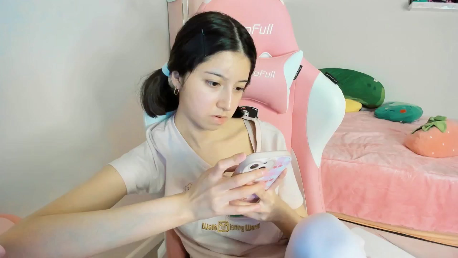 Gallery image thumbnail from Cherrycute666's myfreecams stream on, 12/20/2024, 06:32 image 11 of 20