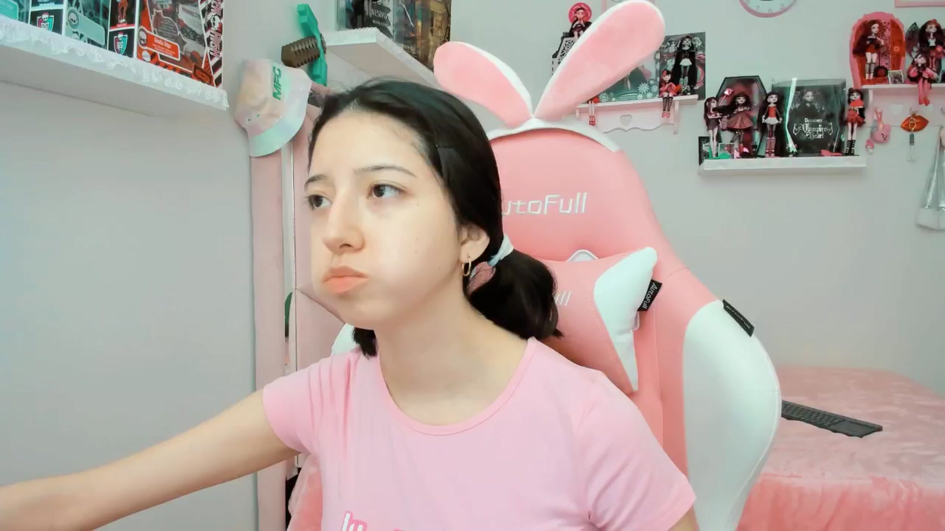 Gallery image thumbnail from Cherrycute666's myfreecams stream on, 12/20/2024, 22:18 image 15 of 20