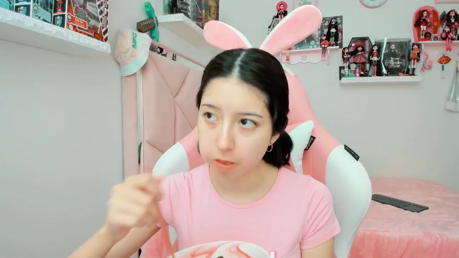 Gallery image thumbnail from Cherrycute666's myfreecams stream on, 12/20/2024, 22:18 image 16 of 20