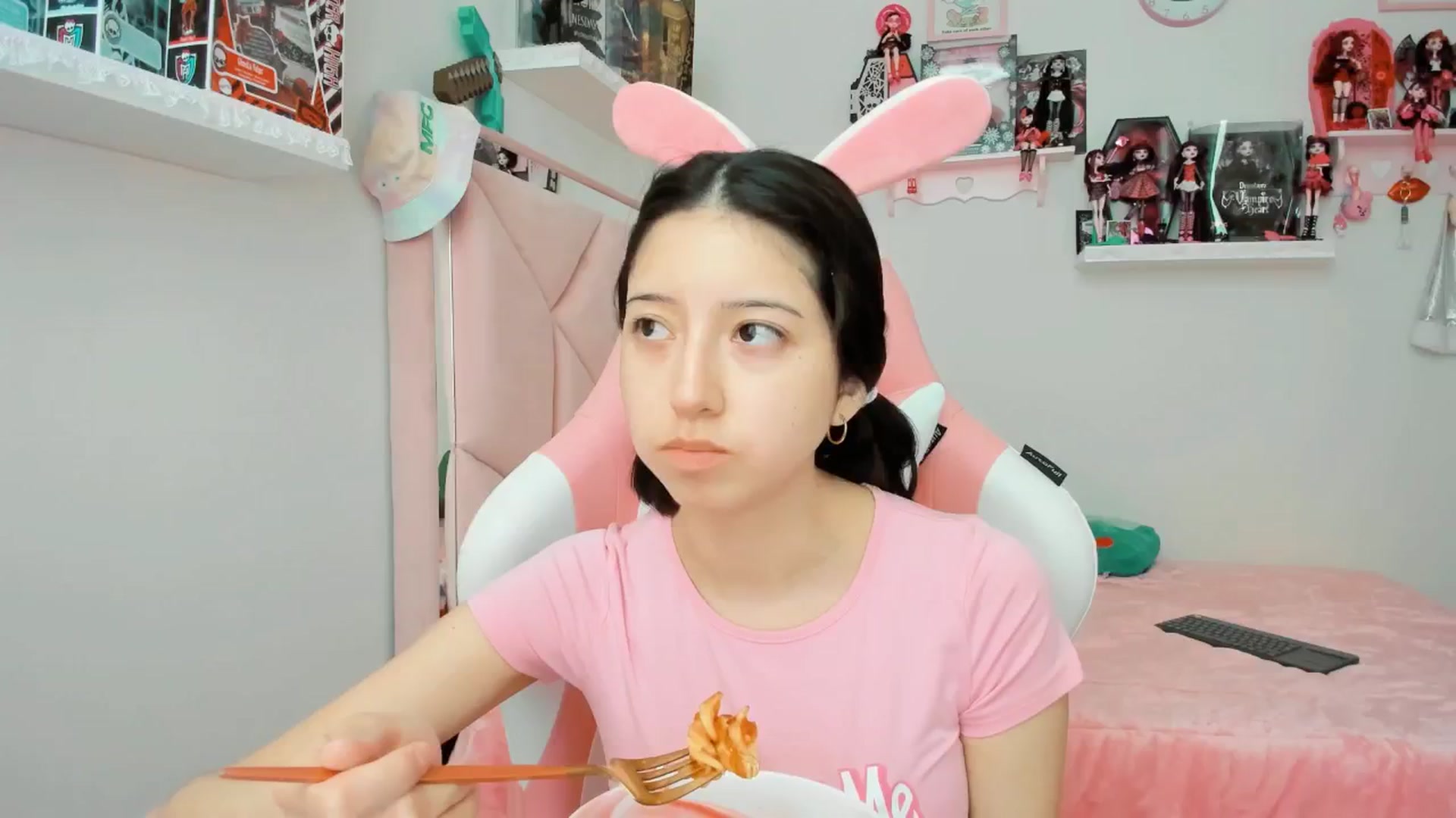 Gallery image thumbnail from Cherrycute666's myfreecams stream on, 12/20/2024, 22:18 image 10 of 20