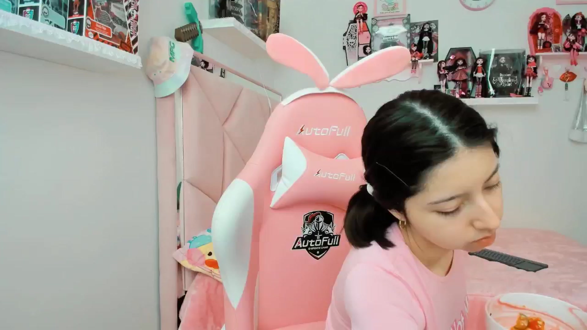 Gallery image thumbnail from Cherrycute666's myfreecams stream on, 12/20/2024, 22:18 image 18 of 20