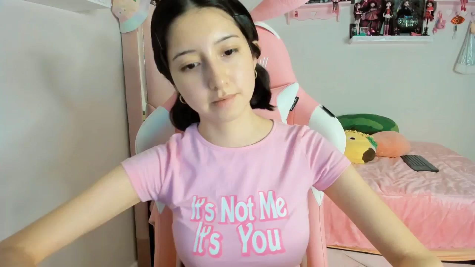 Gallery image thumbnail from Cherrycute666's myfreecams stream on, 12/21/2024, 07:17 image 10 of 20