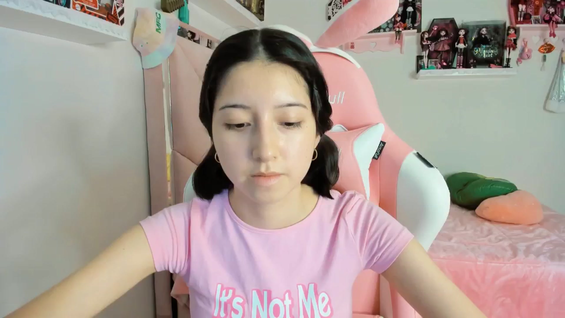 Gallery image thumbnail from Cherrycute666's myfreecams stream on, 12/21/2024, 07:17 image 19 of 20