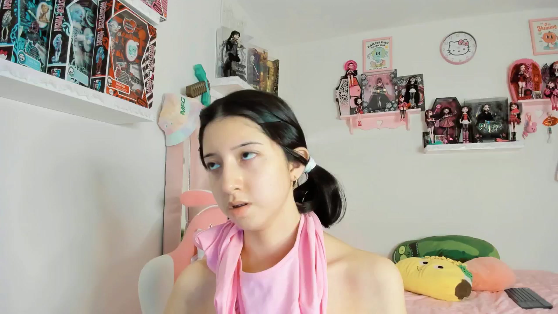 Gallery image thumbnail from Cherrycute666's myfreecams stream on, 12/21/2024, 07:17 image 9 of 20