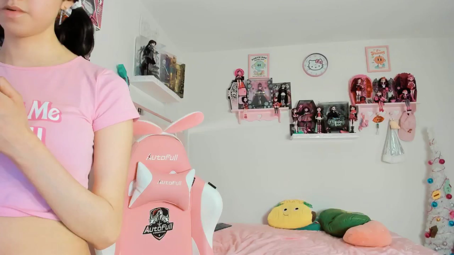 Gallery image thumbnail from Cherrycute666's myfreecams stream on, 12/21/2024, 09:54 image 1 of 20