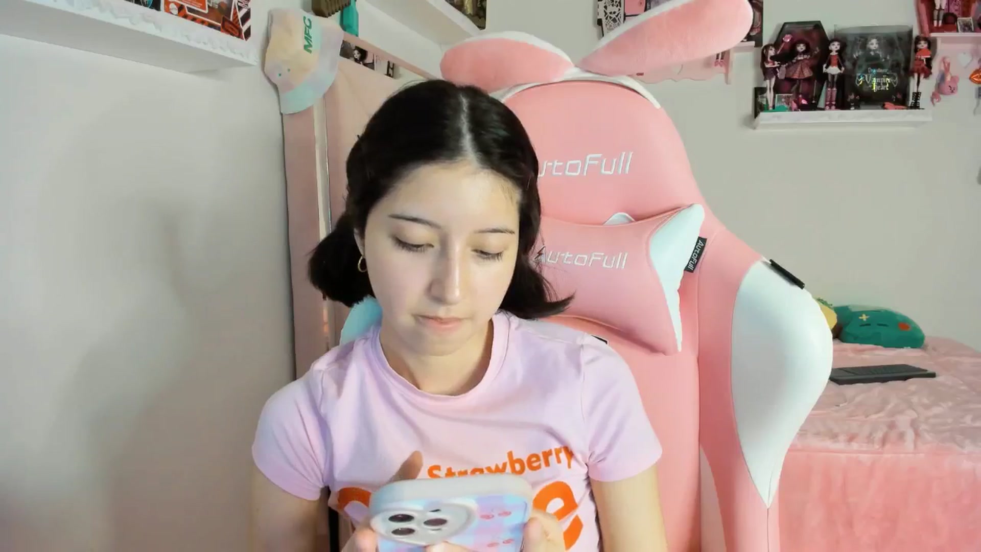 Gallery image thumbnail from Cherrycute666's myfreecams stream on, 12/22/2024, 03:07 image 15 of 20