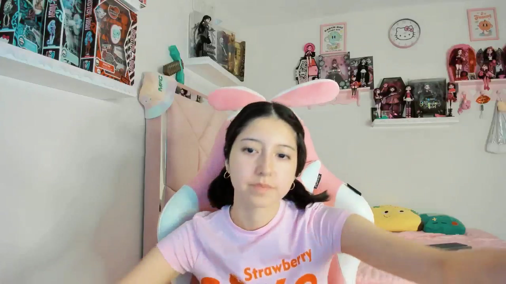 Gallery image thumbnail from Cherrycute666's myfreecams stream on, 12/22/2024, 03:07 image 7 of 20