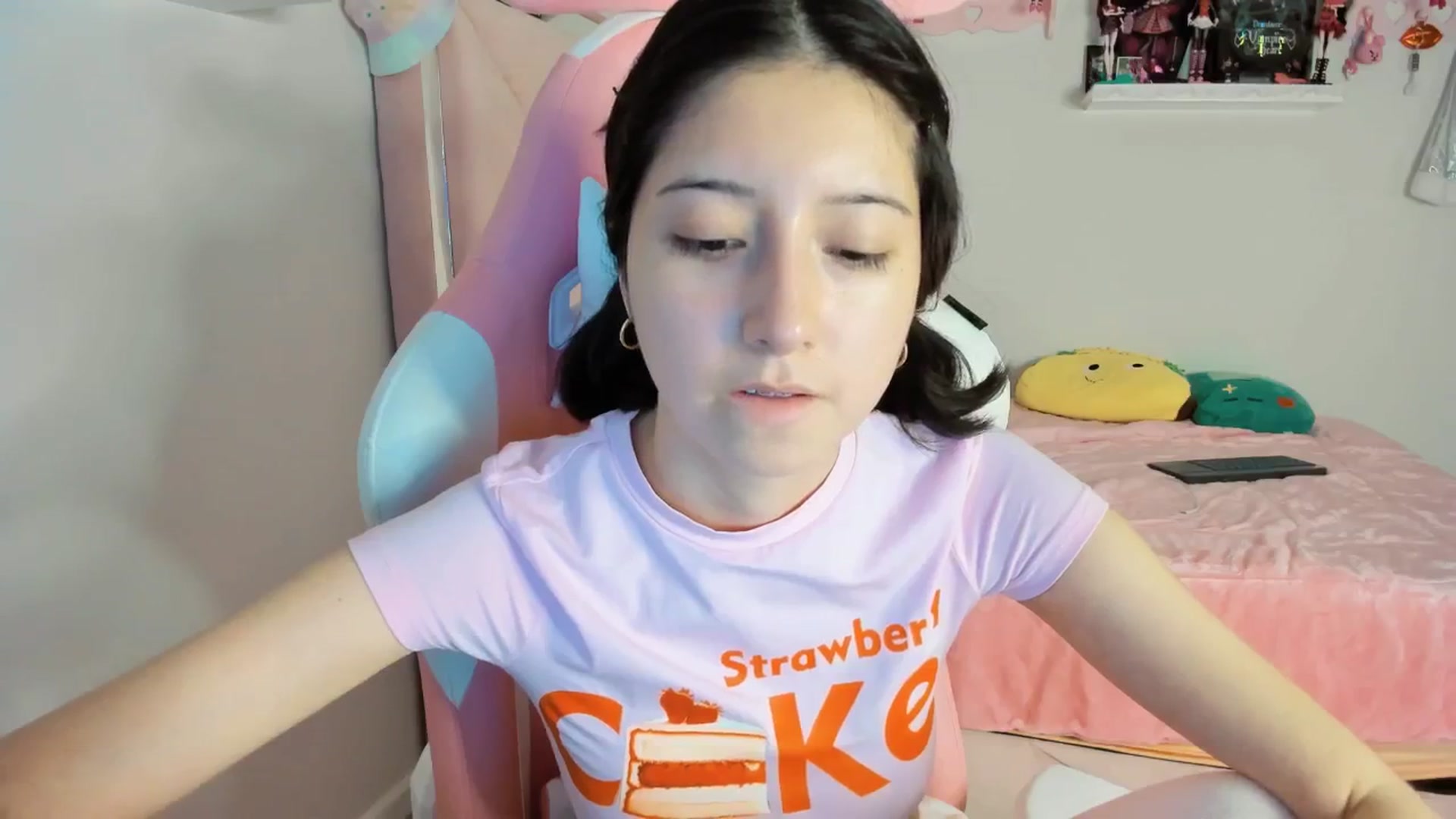 Gallery image thumbnail from Cherrycute666's myfreecams stream on, 12/22/2024, 03:07 image 10 of 20