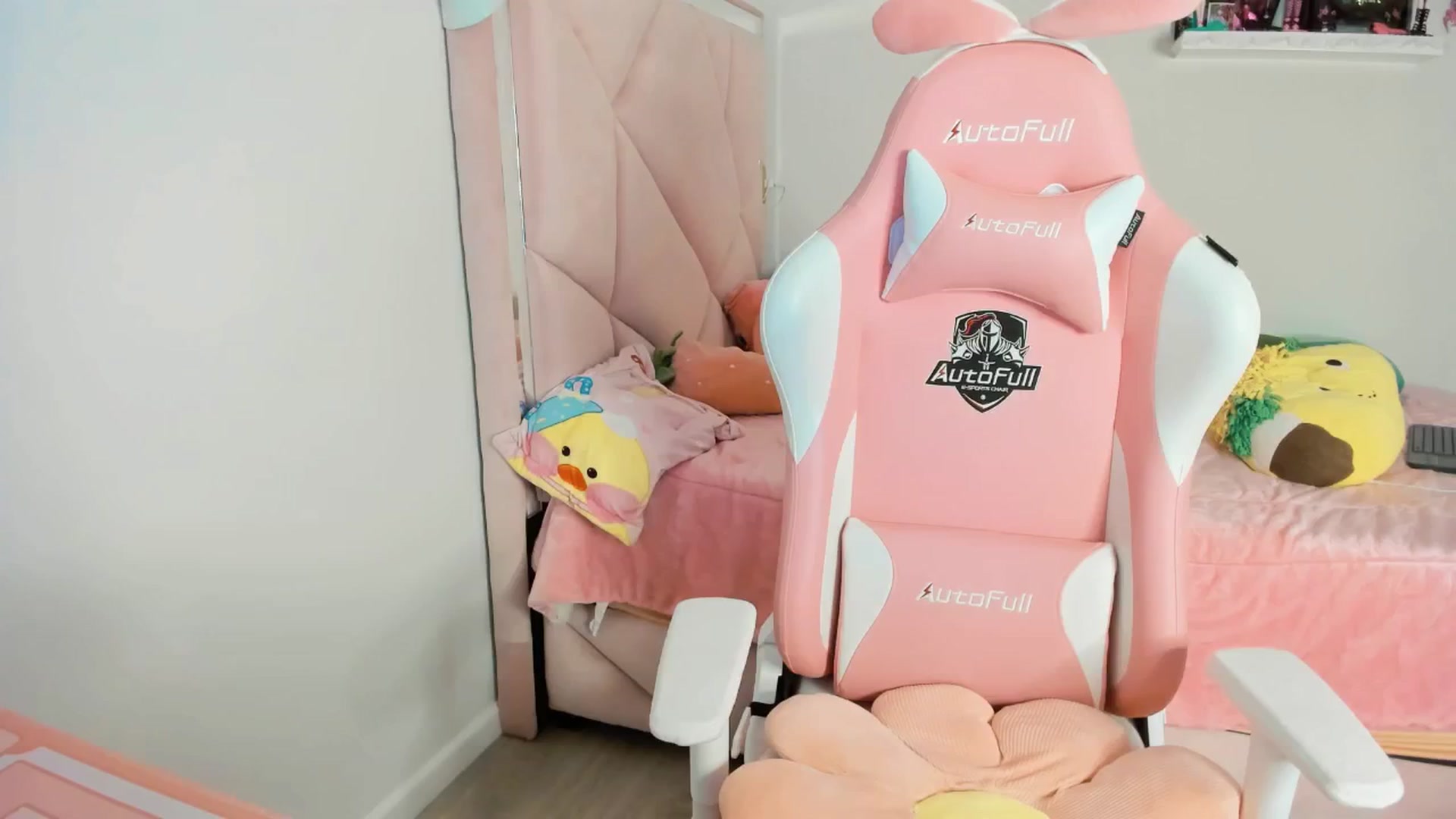 Gallery image thumbnail from Cherrycute666's myfreecams stream on, 12/22/2024, 05:08 image 10 of 20