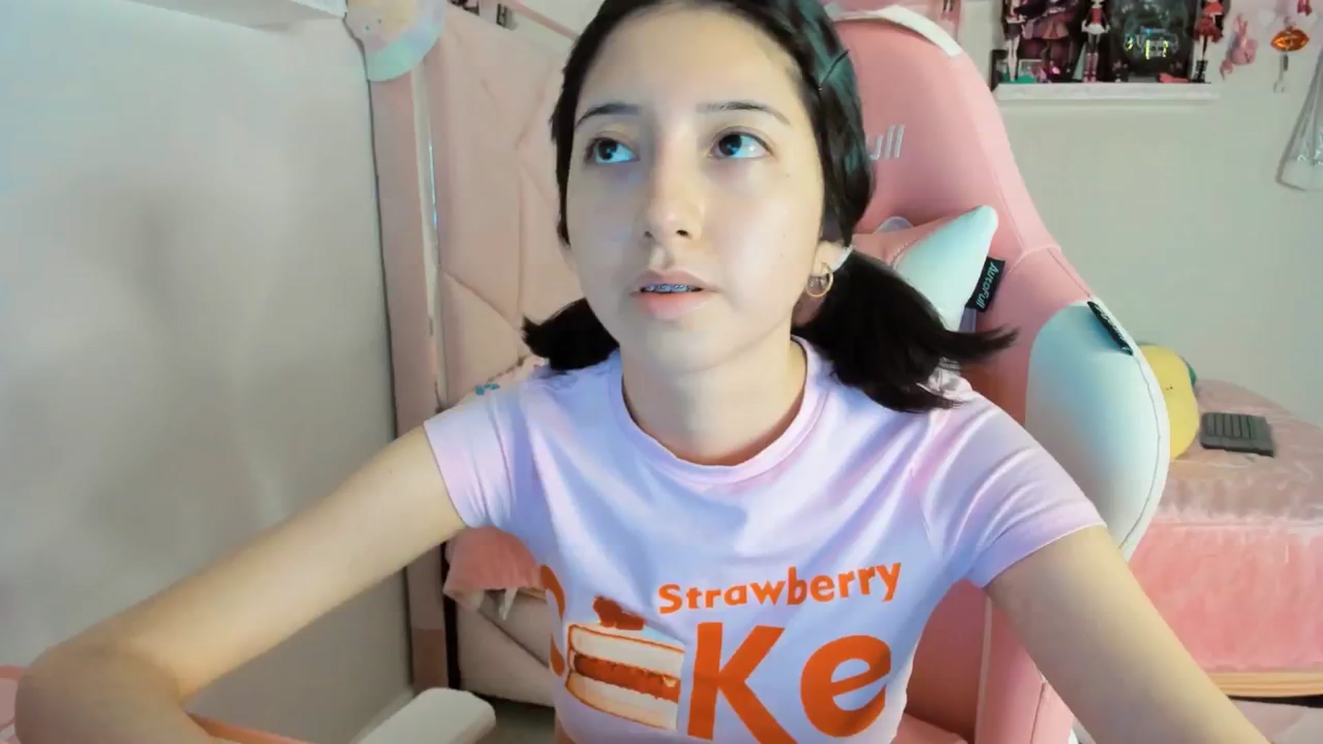 Gallery image thumbnail from Cherrycute666's myfreecams stream on, 12/22/2024, 05:08 image 18 of 20