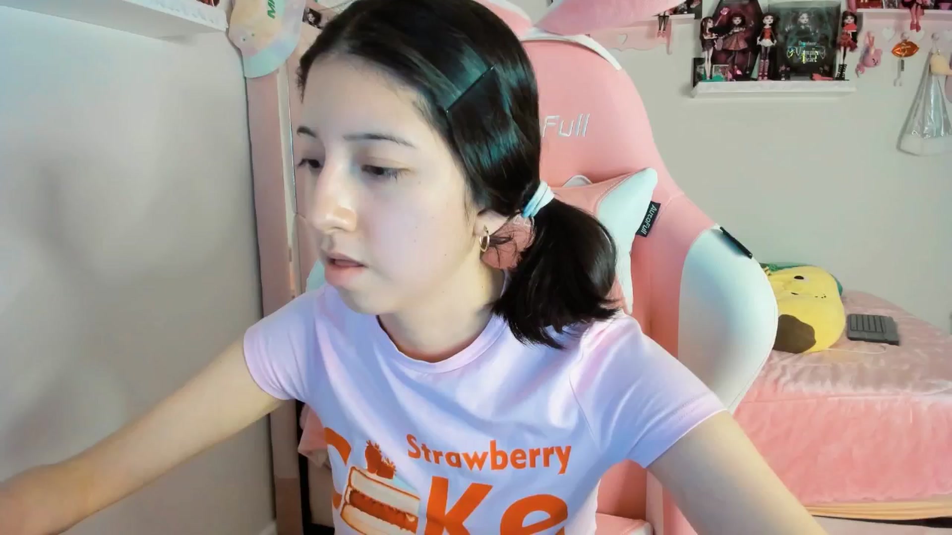 Gallery image thumbnail from Cherrycute666's myfreecams stream on, 12/22/2024, 05:08 image 17 of 20