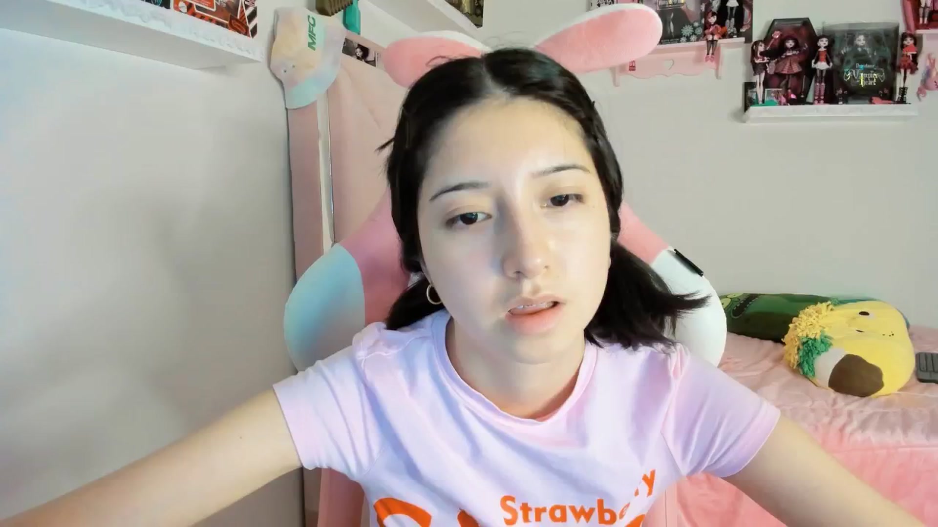 Gallery image thumbnail from Cherrycute666's myfreecams stream on, 12/22/2024, 05:08 image 3 of 20