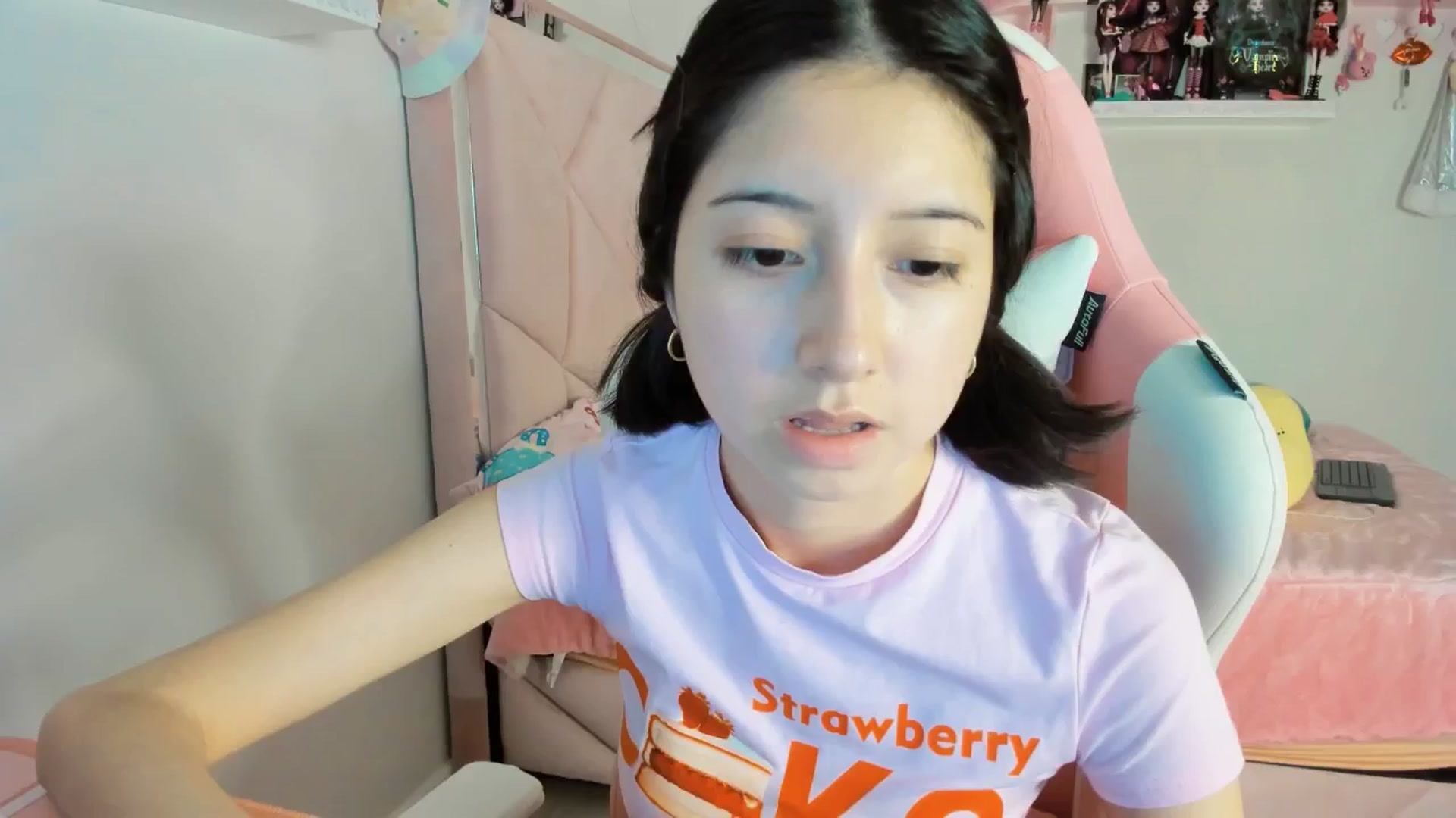Gallery image thumbnail from Cherrycute666's myfreecams stream on, 12/22/2024, 05:08 image 19 of 20
