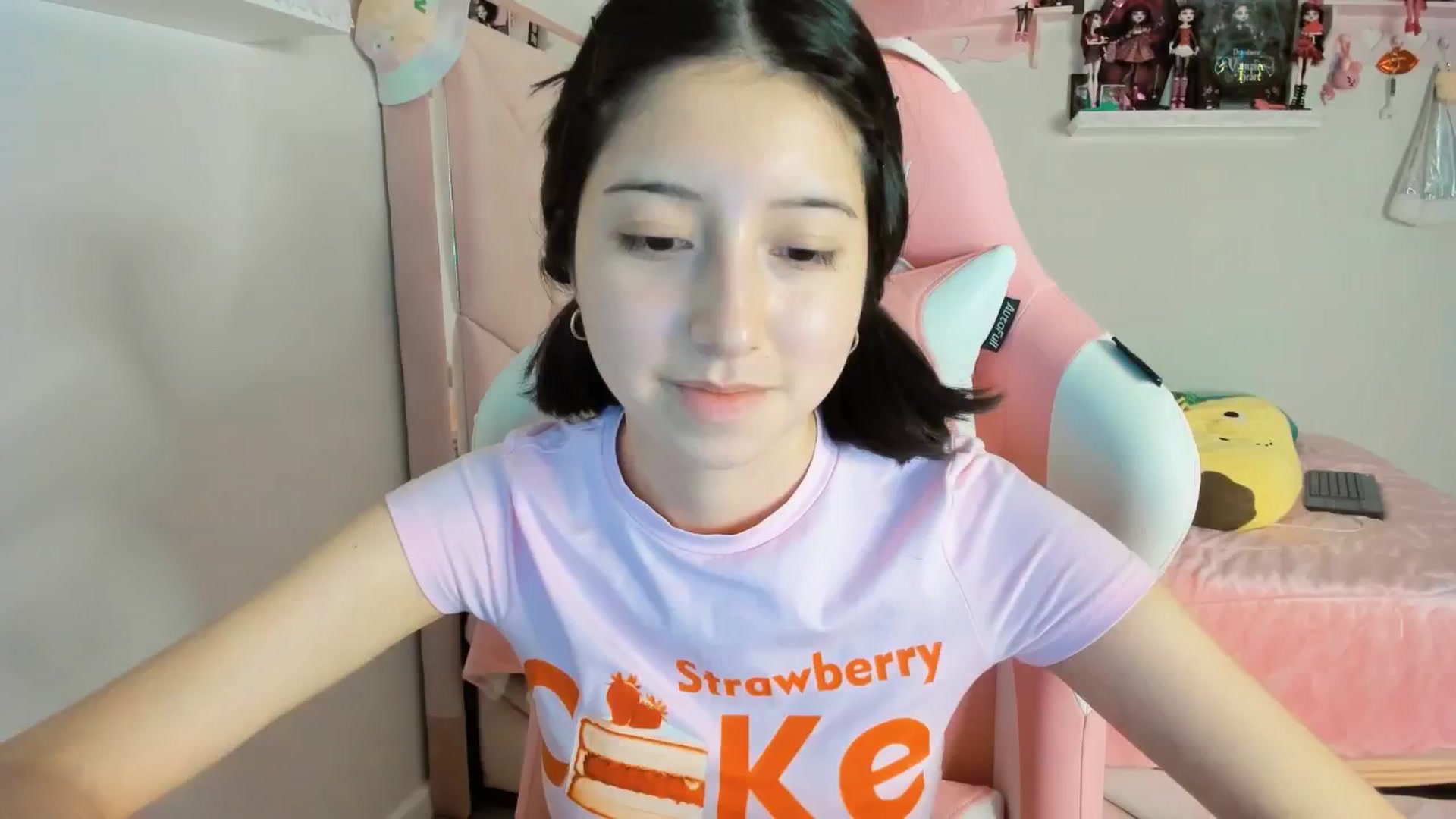 Gallery image thumbnail from Cherrycute666's myfreecams stream on, 12/22/2024, 05:08 image 15 of 20