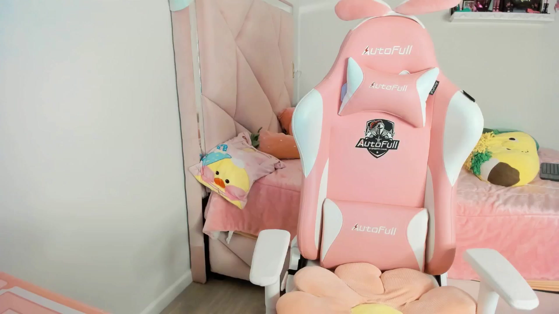 Gallery image thumbnail from Cherrycute666's myfreecams stream on, 12/22/2024, 05:08 image 9 of 20