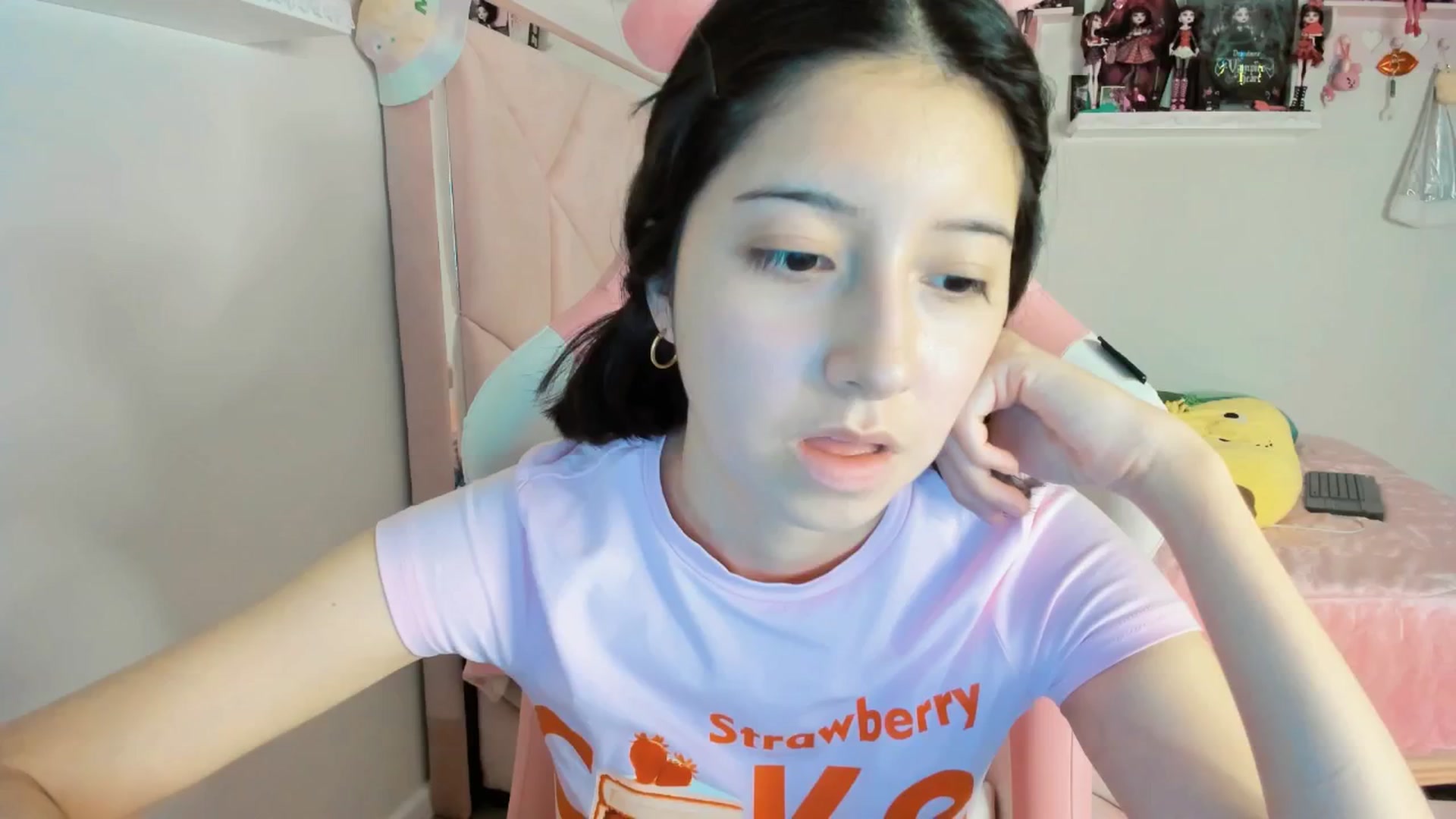 Gallery image thumbnail from Cherrycute666's myfreecams stream on, 12/22/2024, 05:08 image 16 of 20