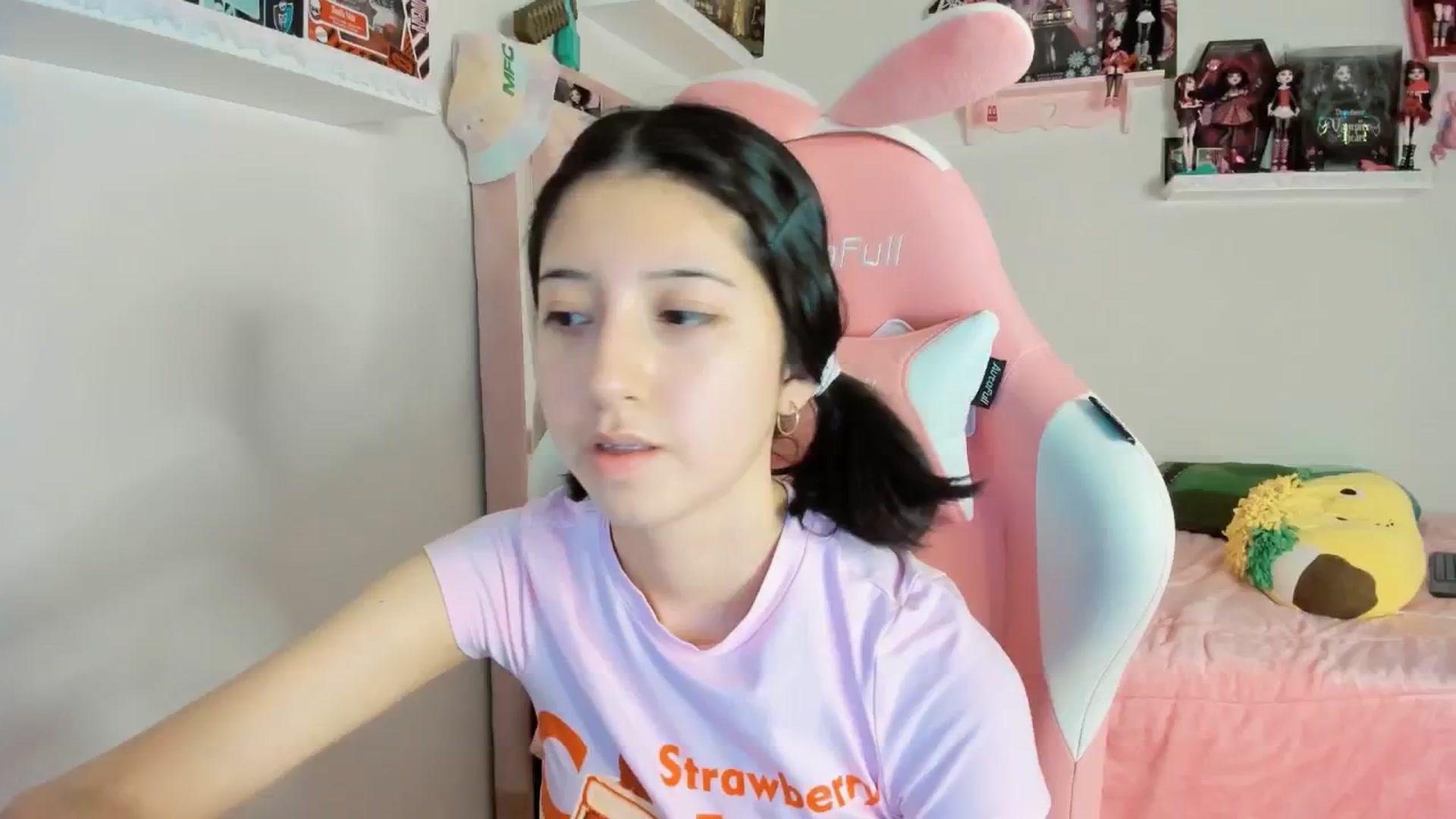 Gallery image thumbnail from Cherrycute666's myfreecams stream on, 12/22/2024, 05:08 image 5 of 20