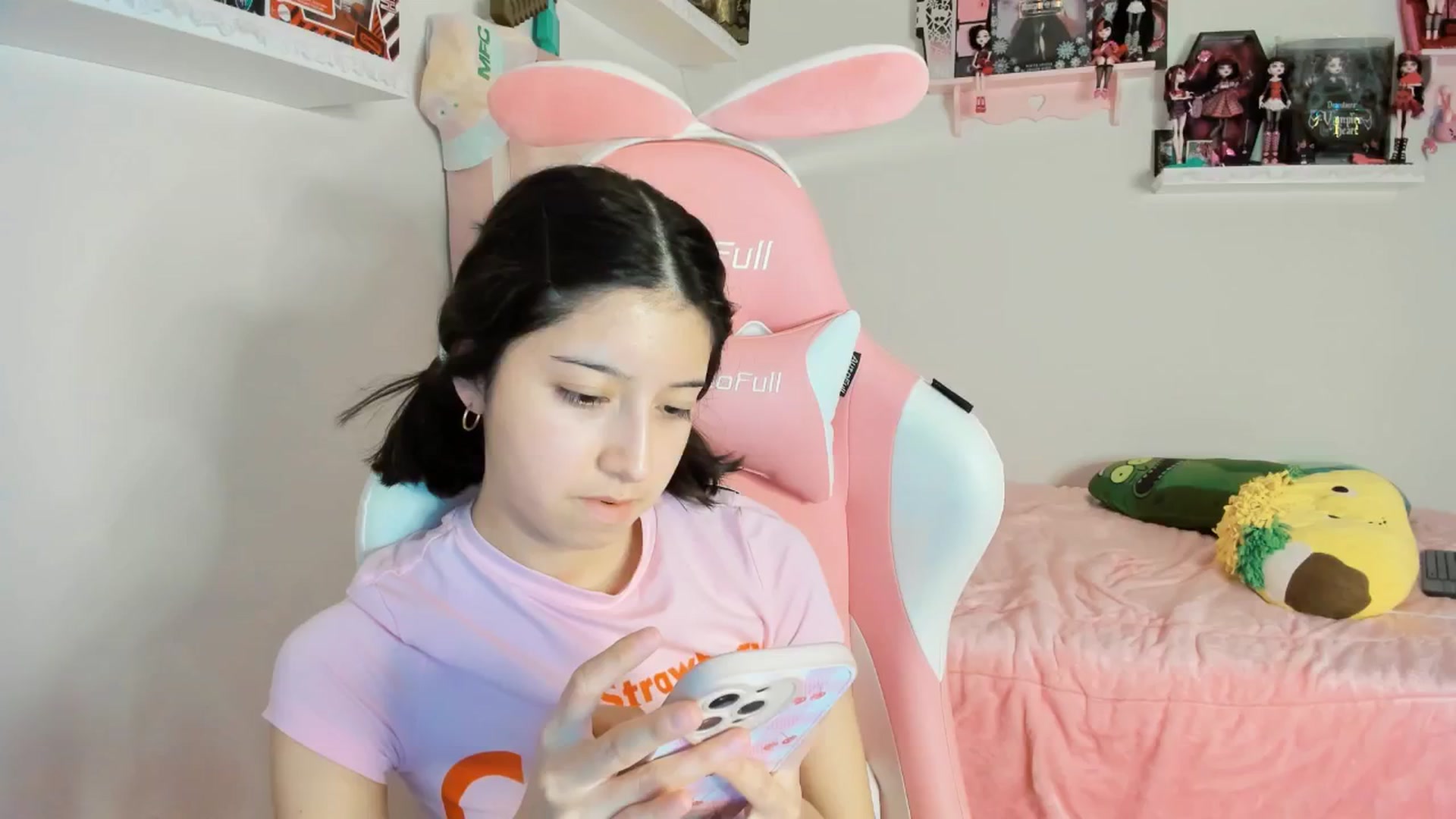 Gallery image thumbnail from Cherrycute666's myfreecams stream on, 12/22/2024, 05:08 image 1 of 20