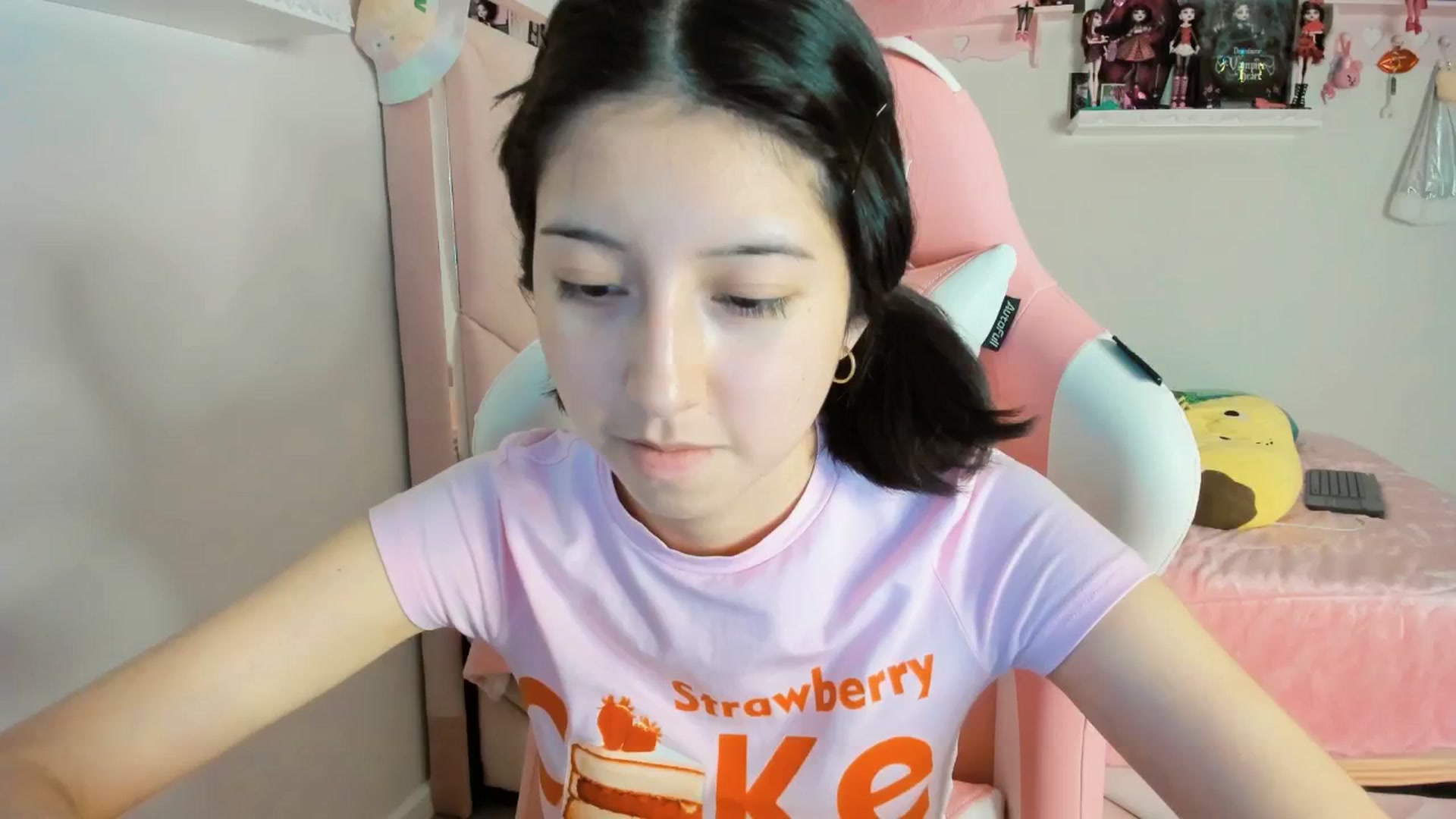 Gallery image thumbnail from Cherrycute666's myfreecams stream on, 12/22/2024, 05:08 image 14 of 20