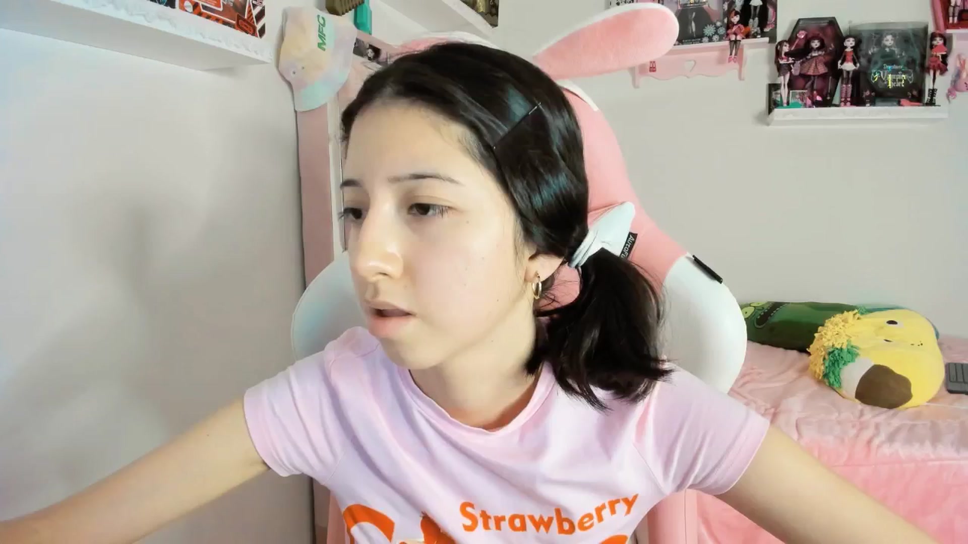 Gallery image thumbnail from Cherrycute666's myfreecams stream on, 12/22/2024, 05:08 image 2 of 20