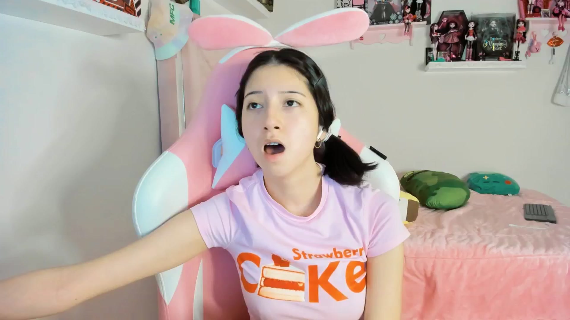 Gallery image thumbnail from Cherrycute666's myfreecams stream on, 12/22/2024, 05:58 image 6 of 20