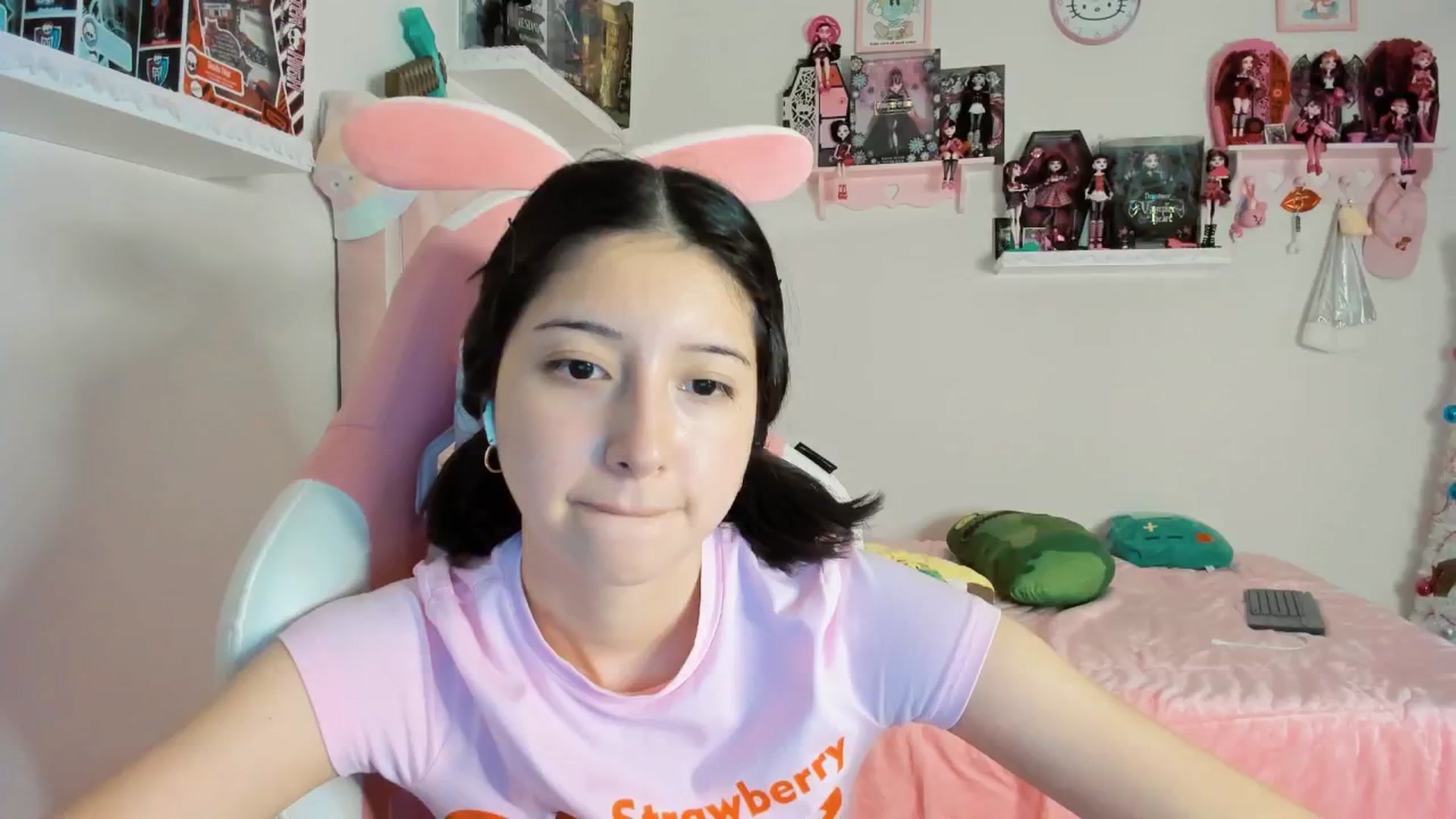 Gallery image thumbnail from Cherrycute666's myfreecams stream on, 12/22/2024, 05:58 image 3 of 20