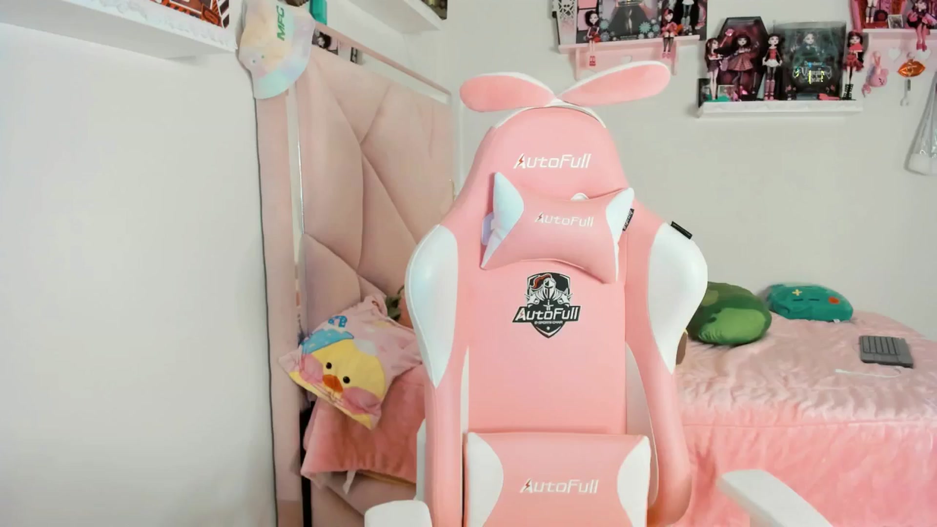 Gallery image thumbnail from Cherrycute666's myfreecams stream on, 12/22/2024, 05:58 image 10 of 20