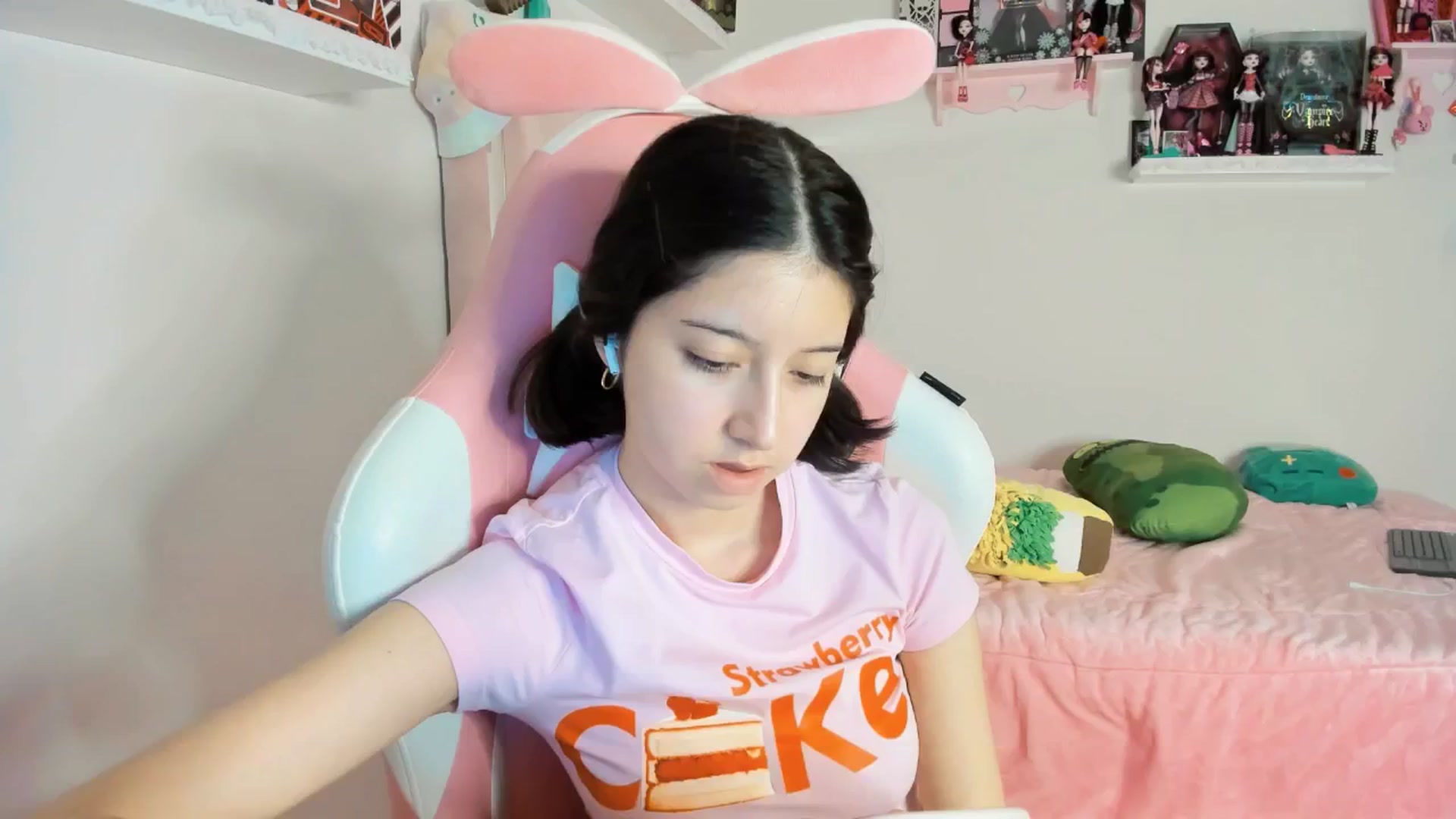 Gallery image thumbnail from Cherrycute666's myfreecams stream on, 12/22/2024, 05:58 image 4 of 20