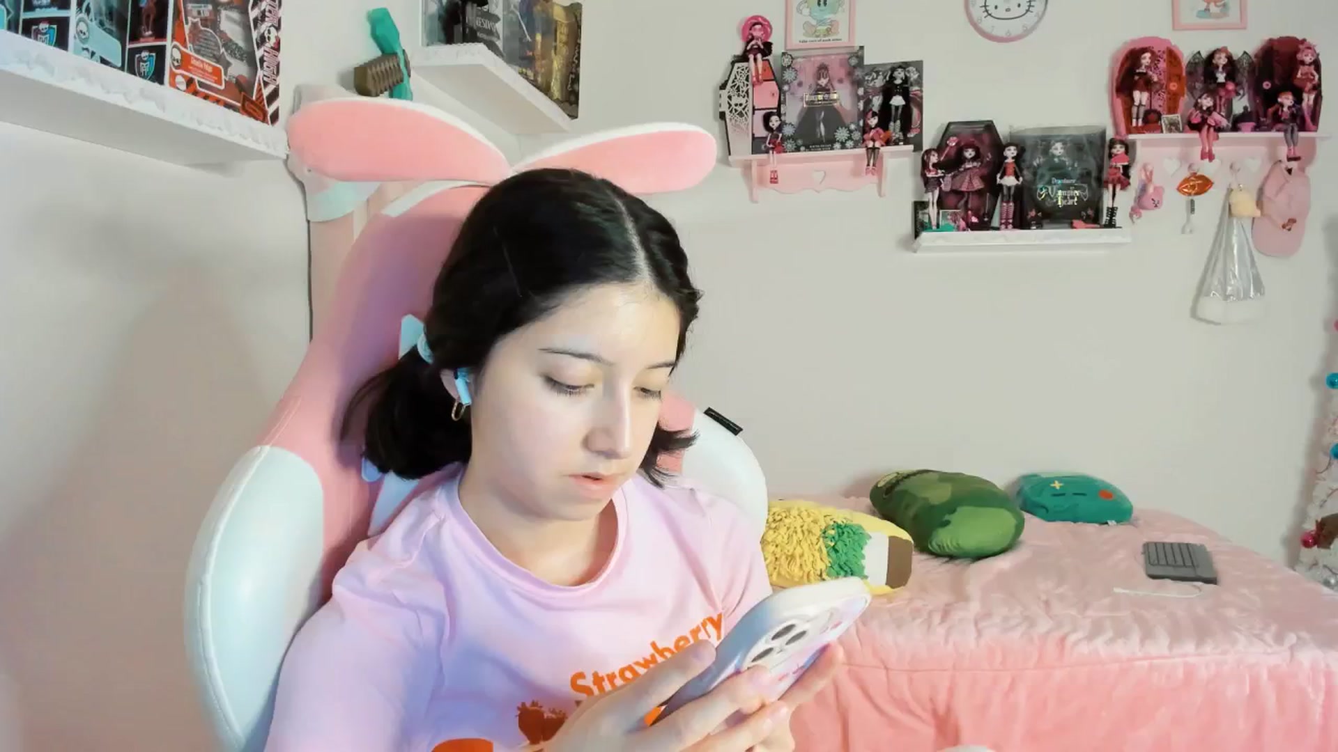 Gallery image thumbnail from Cherrycute666's myfreecams stream on, 12/22/2024, 05:58 image 1 of 20