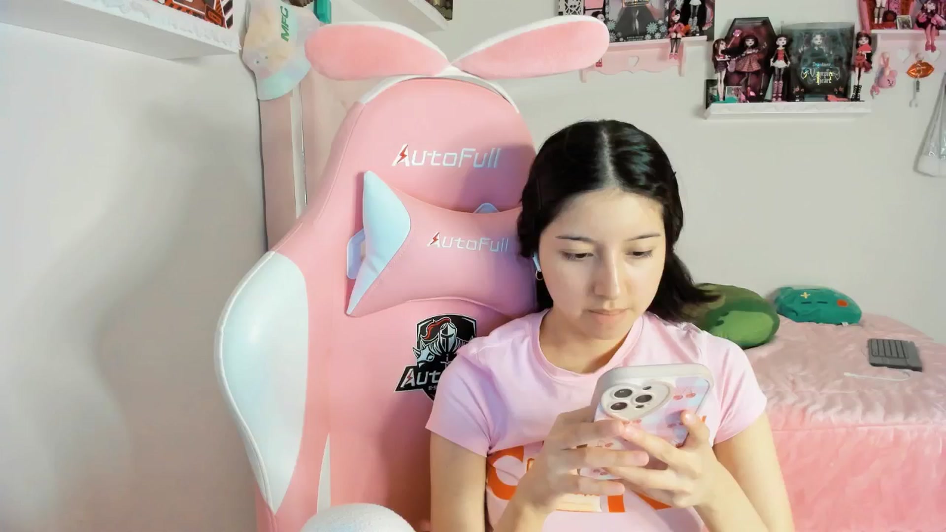 Gallery image thumbnail from Cherrycute666's myfreecams stream on, 12/22/2024, 05:58 image 8 of 20