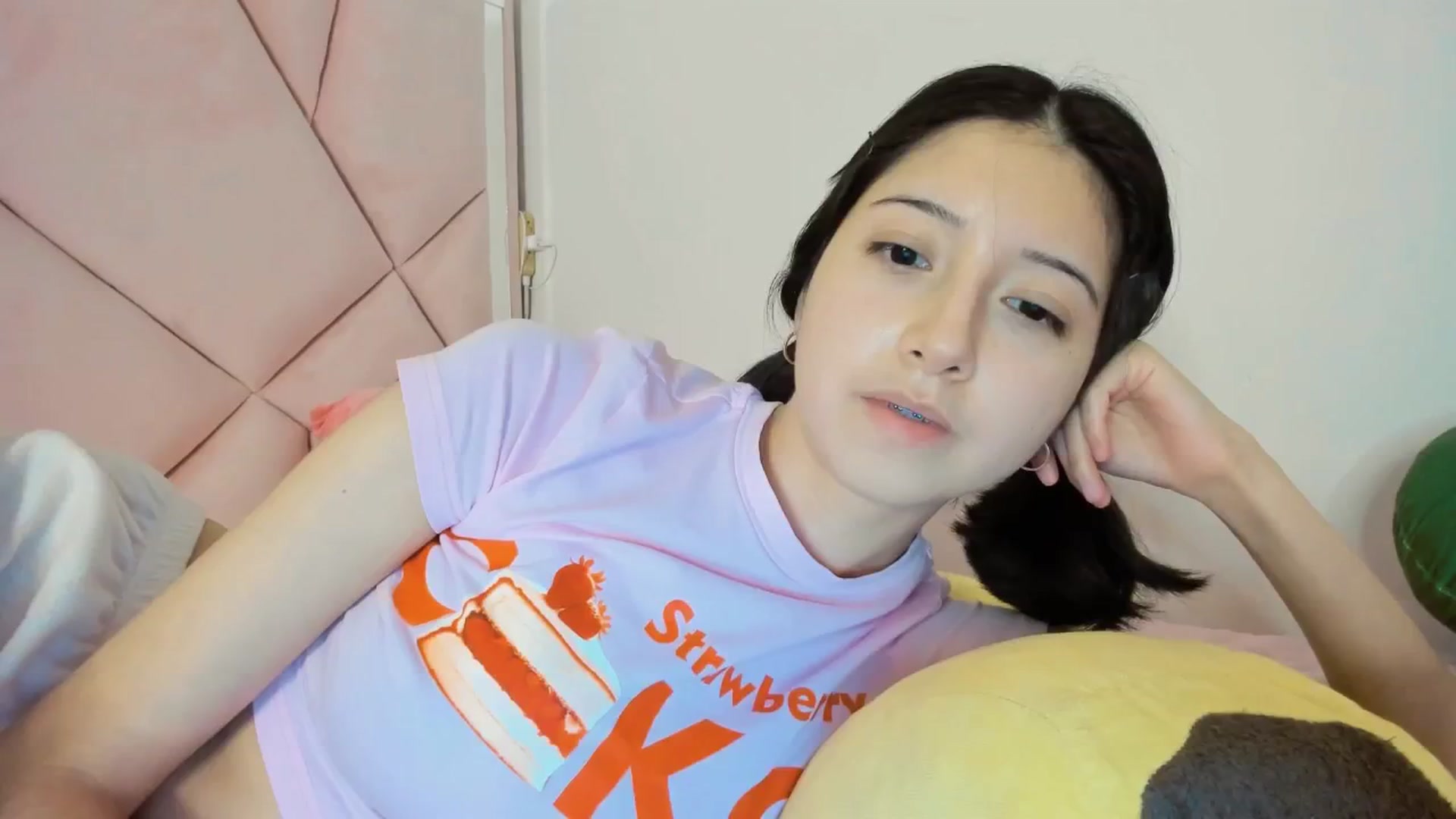 Gallery image thumbnail from Cherrycute666's myfreecams stream on, 12/22/2024, 06:27 image 17 of 20