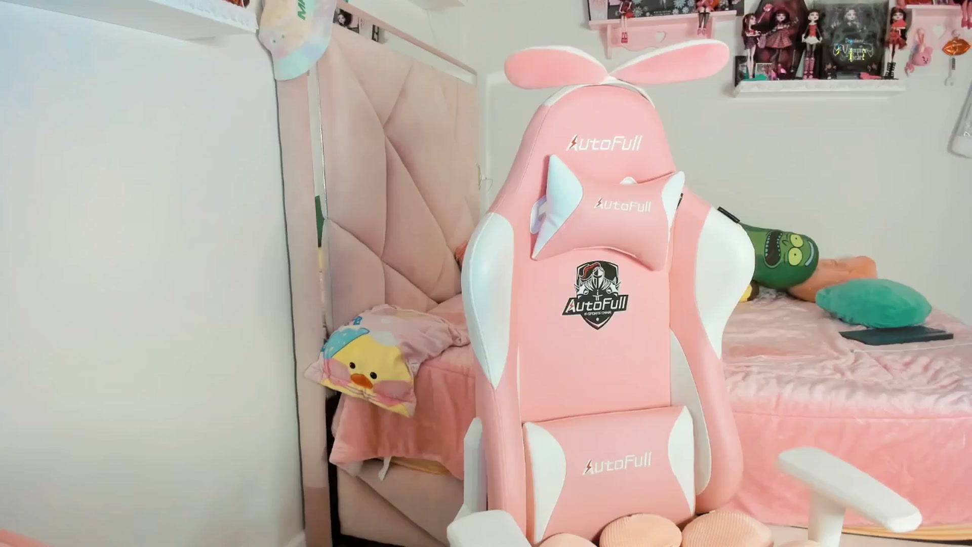 Gallery image thumbnail from Cherrycute666's myfreecams stream on, 12/22/2024, 08:33 image 18 of 20
