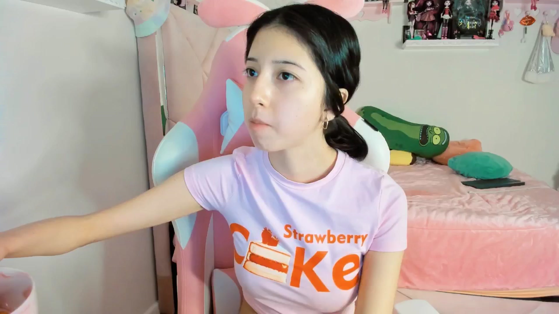 Gallery image thumbnail from Cherrycute666's myfreecams stream on, 12/22/2024, 08:33 image 12 of 20