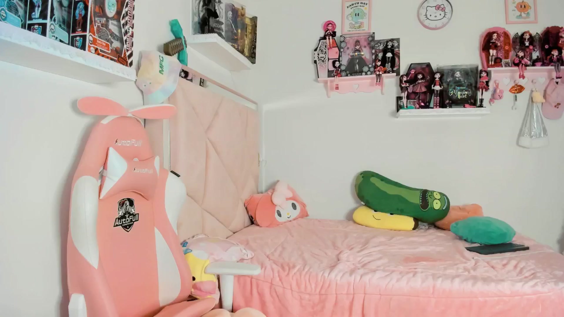 Gallery image thumbnail from Cherrycute666's myfreecams stream on, 12/22/2024, 08:33 image 1 of 20