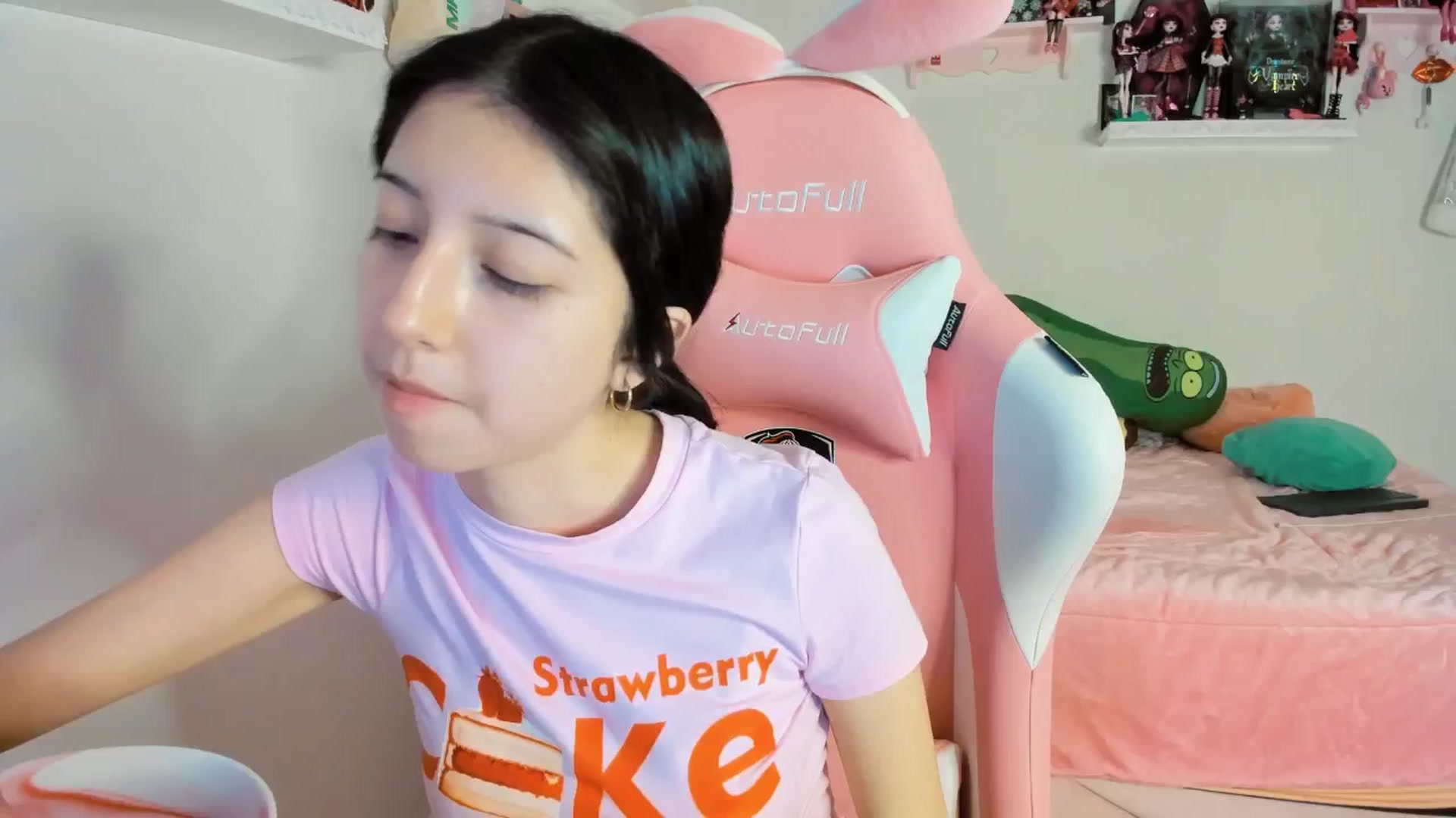 Gallery image thumbnail from Cherrycute666's myfreecams stream on, 12/22/2024, 08:33 image 17 of 20