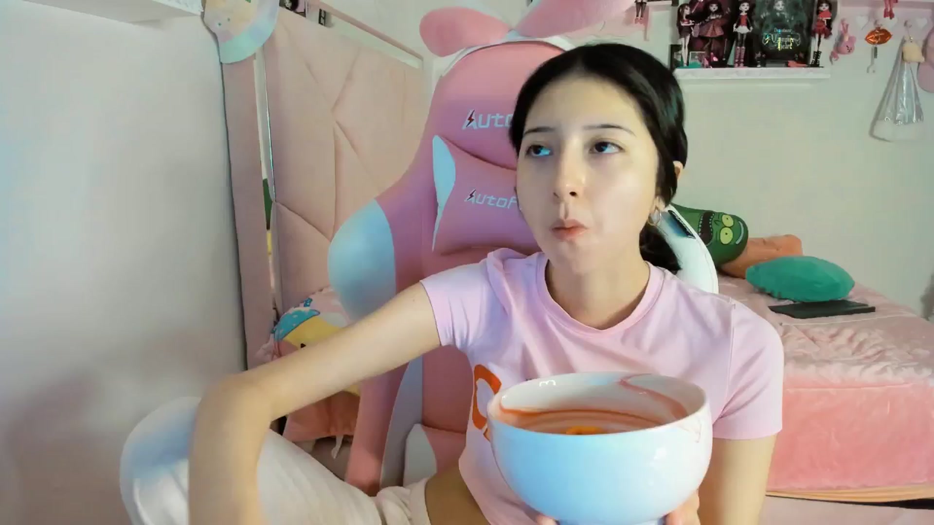 Gallery image thumbnail from Cherrycute666's myfreecams stream on, 12/22/2024, 08:33 image 15 of 20