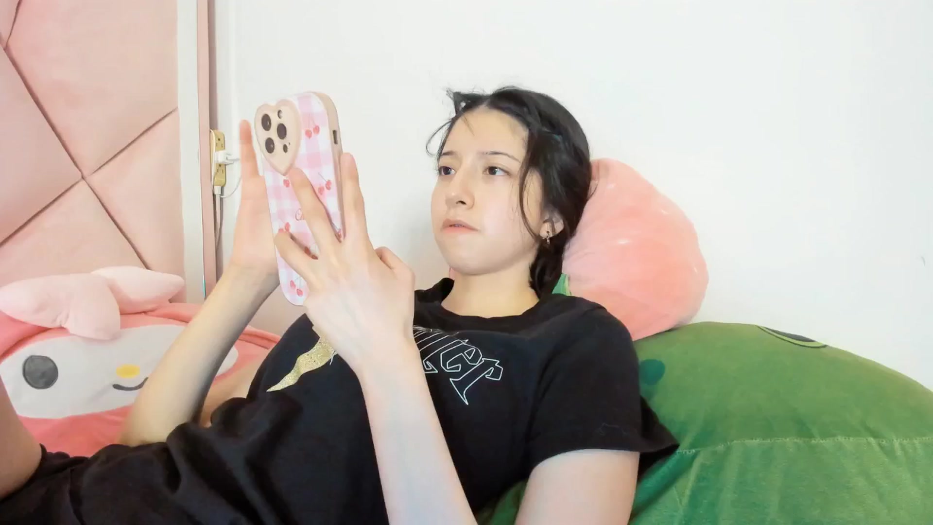 Gallery image thumbnail from Cherrycute666's myfreecams stream on, 12/23/2024, 10:45 image 14 of 20