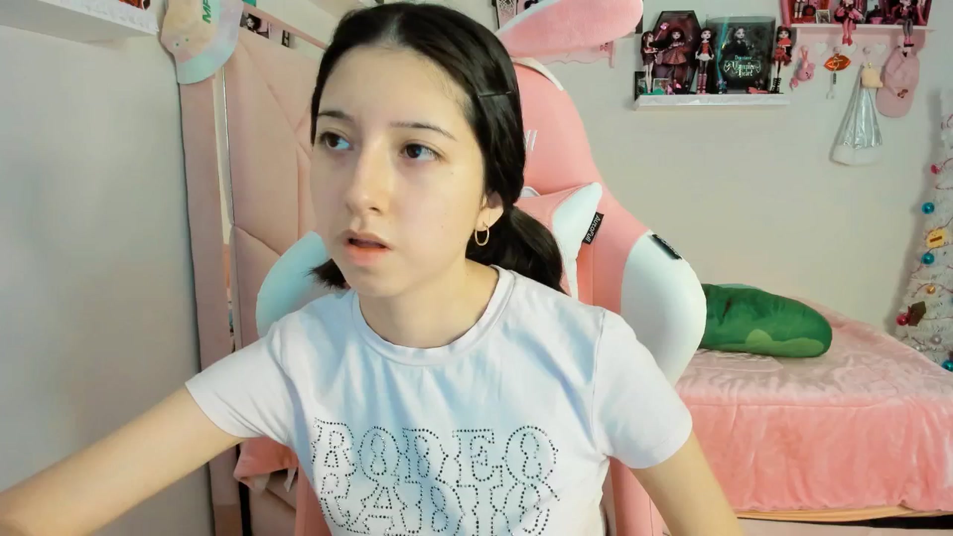 Gallery image thumbnail from Cherrycute666's myfreecams stream on, 12/24/2024, 24:27 image 13 of 20