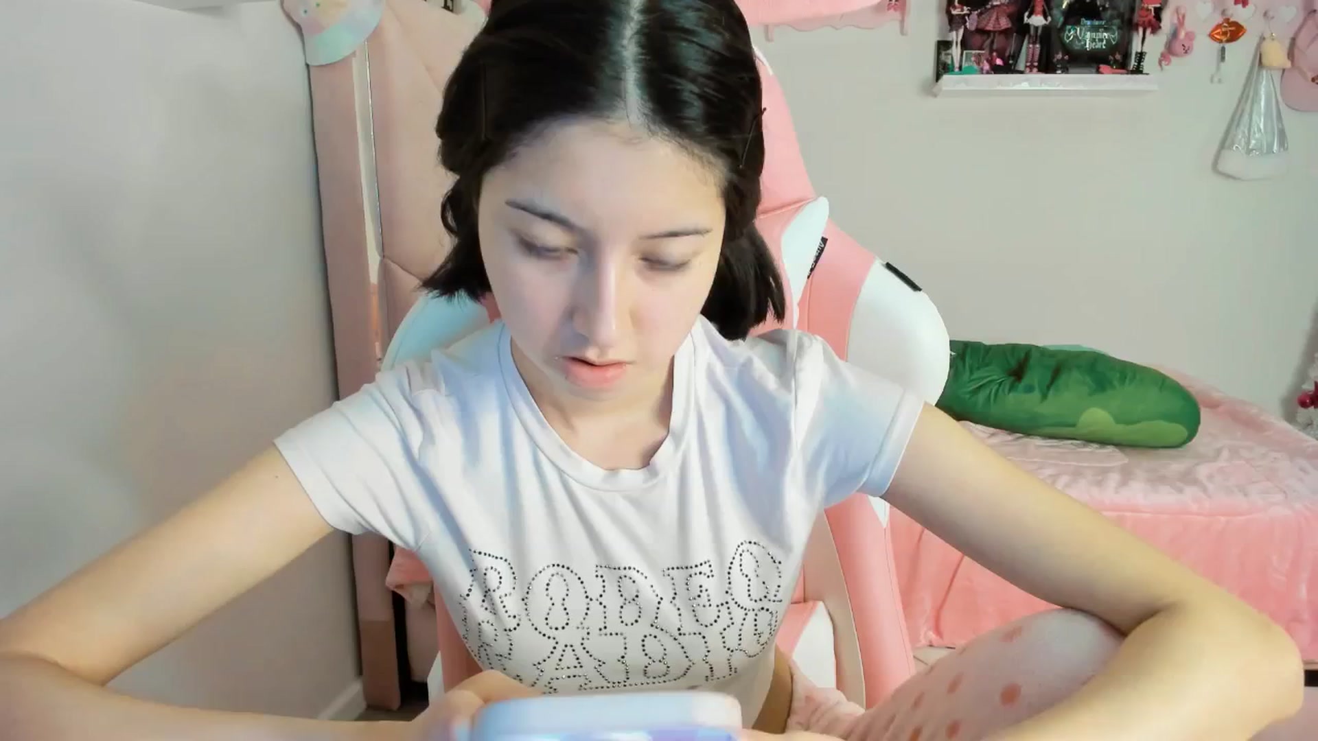 Gallery image thumbnail from Cherrycute666's myfreecams stream on, 12/24/2024, 24:27 image 17 of 20