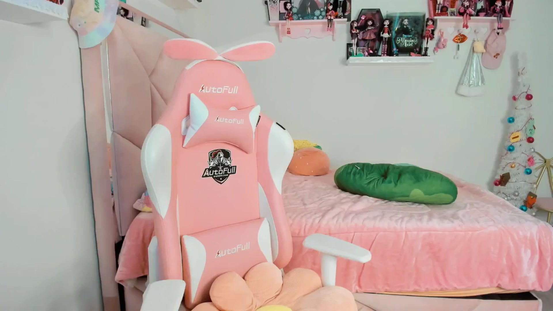 Gallery image thumbnail from Cherrycute666's myfreecams stream on, 12/24/2024, 24:27 image 12 of 20