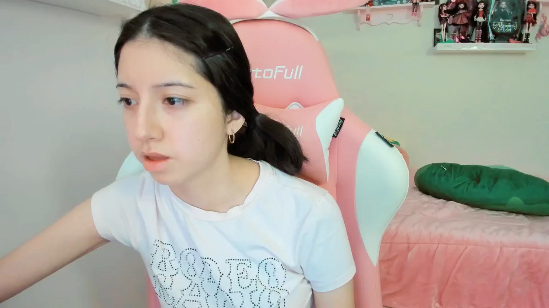 Gallery image thumbnail from Cherrycute666's myfreecams stream on, 12/24/2024, 24:27 image 8 of 20