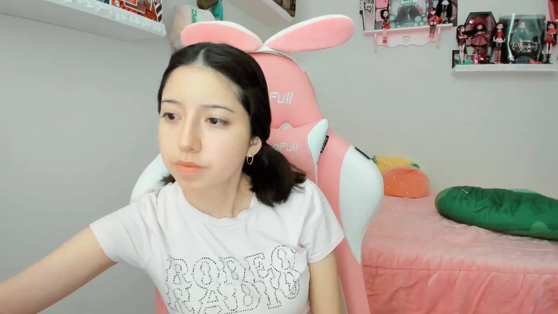 Gallery image thumbnail from Cherrycute666's myfreecams stream on, 12/24/2024, 24:27 image 5 of 20