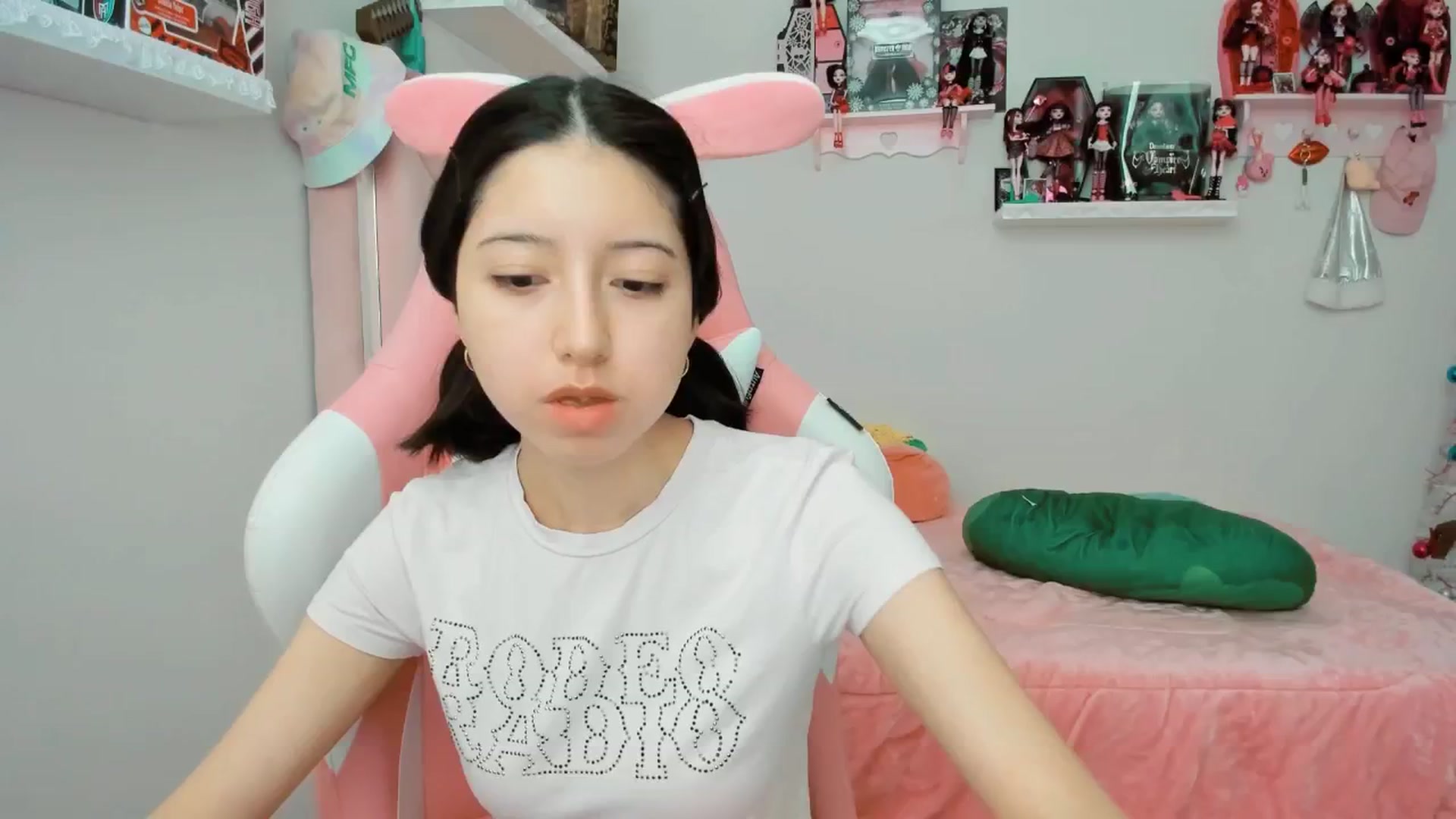 Gallery image thumbnail from Cherrycute666's myfreecams stream on, 12/24/2024, 24:27 image 2 of 20
