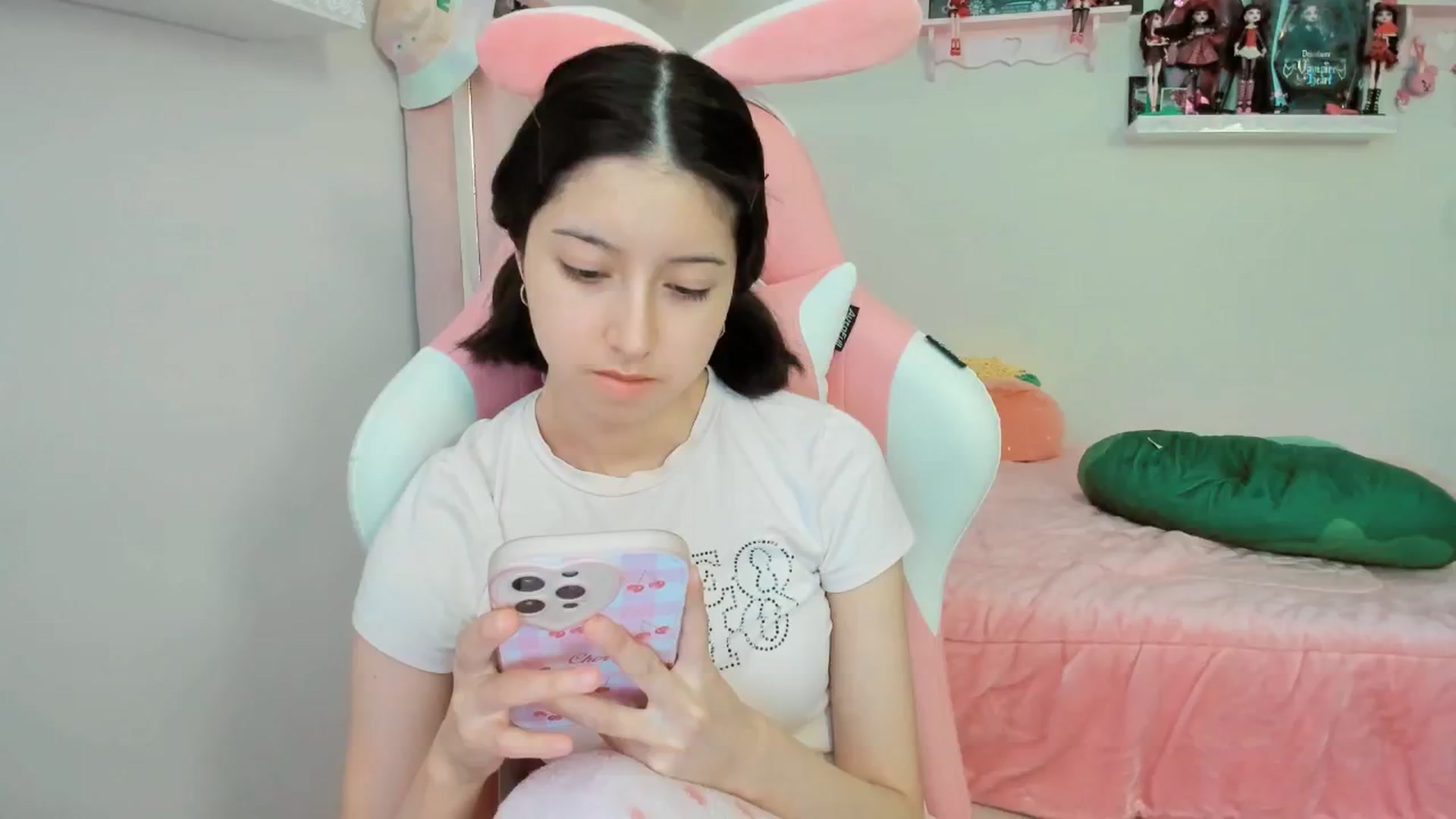Gallery image thumbnail from Cherrycute666's myfreecams stream on, 12/24/2024, 24:27 image 7 of 20