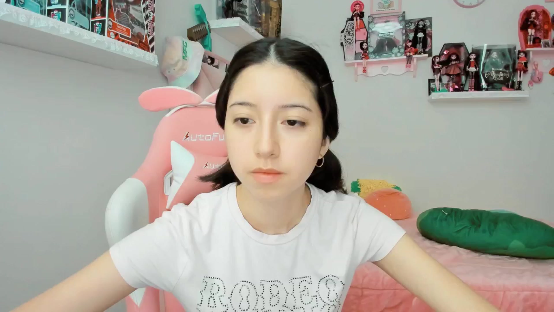 Gallery image thumbnail from Cherrycute666's myfreecams stream on, 12/24/2024, 24:27 image 4 of 20