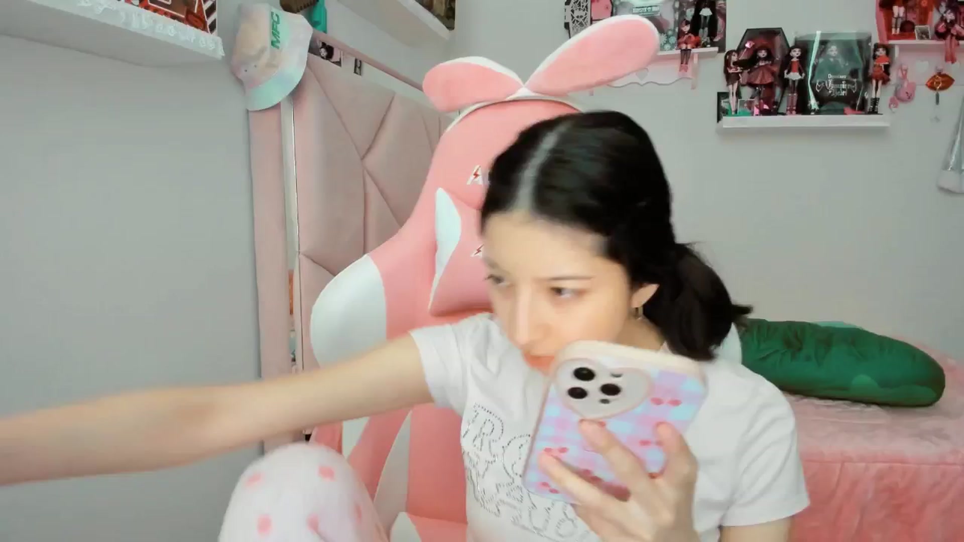 Gallery image thumbnail from Cherrycute666's myfreecams stream on, 12/24/2024, 24:27 image 6 of 20