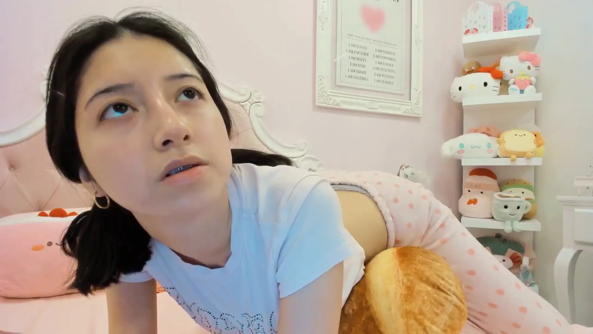 Gallery image thumbnail from Cherrycute666's myfreecams stream on, 12/24/2024, 01:04 image 8 of 20