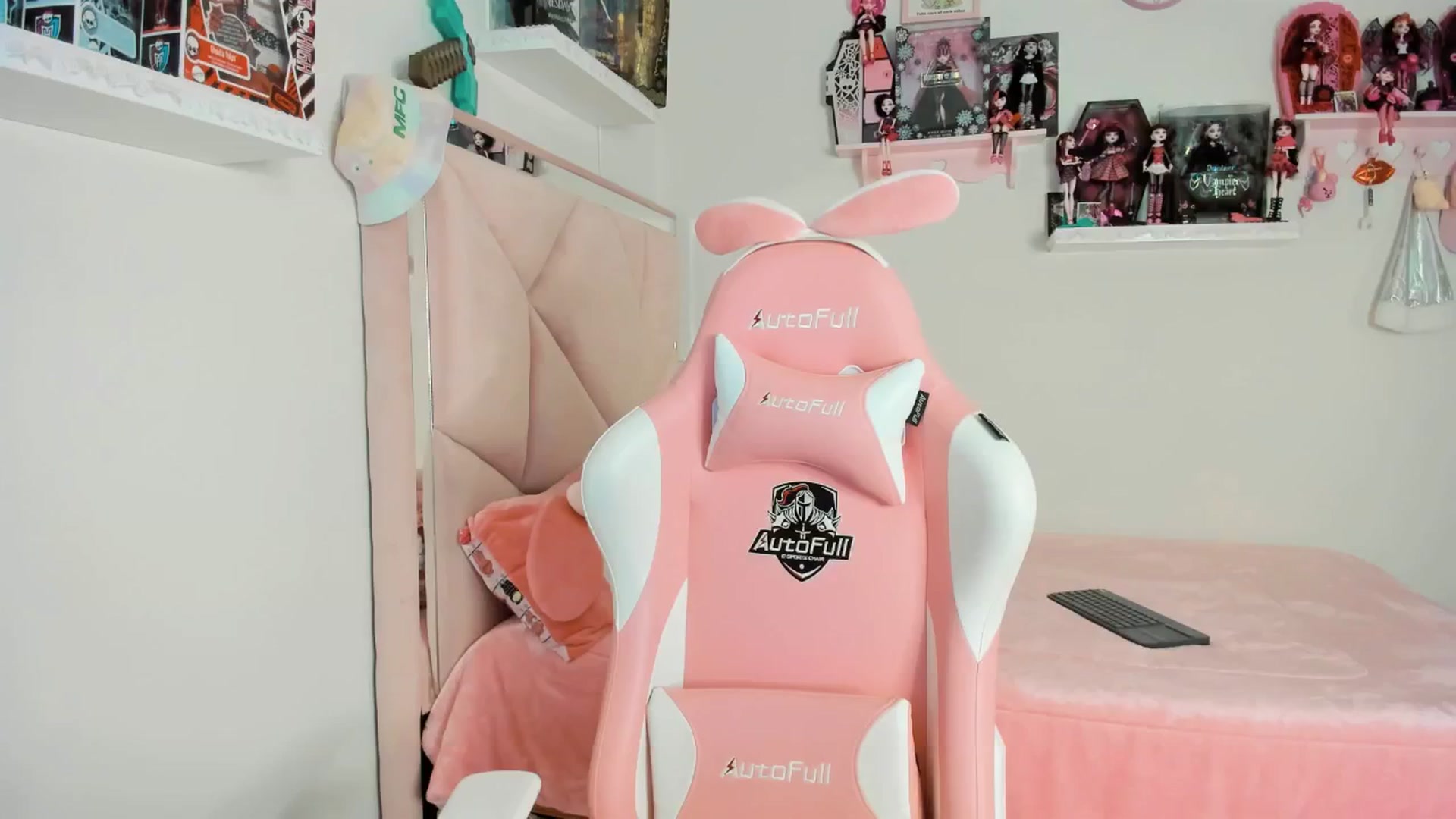 Gallery image thumbnail from Cherrycute666's myfreecams stream on, 12/24/2024, 04:12 image 10 of 20