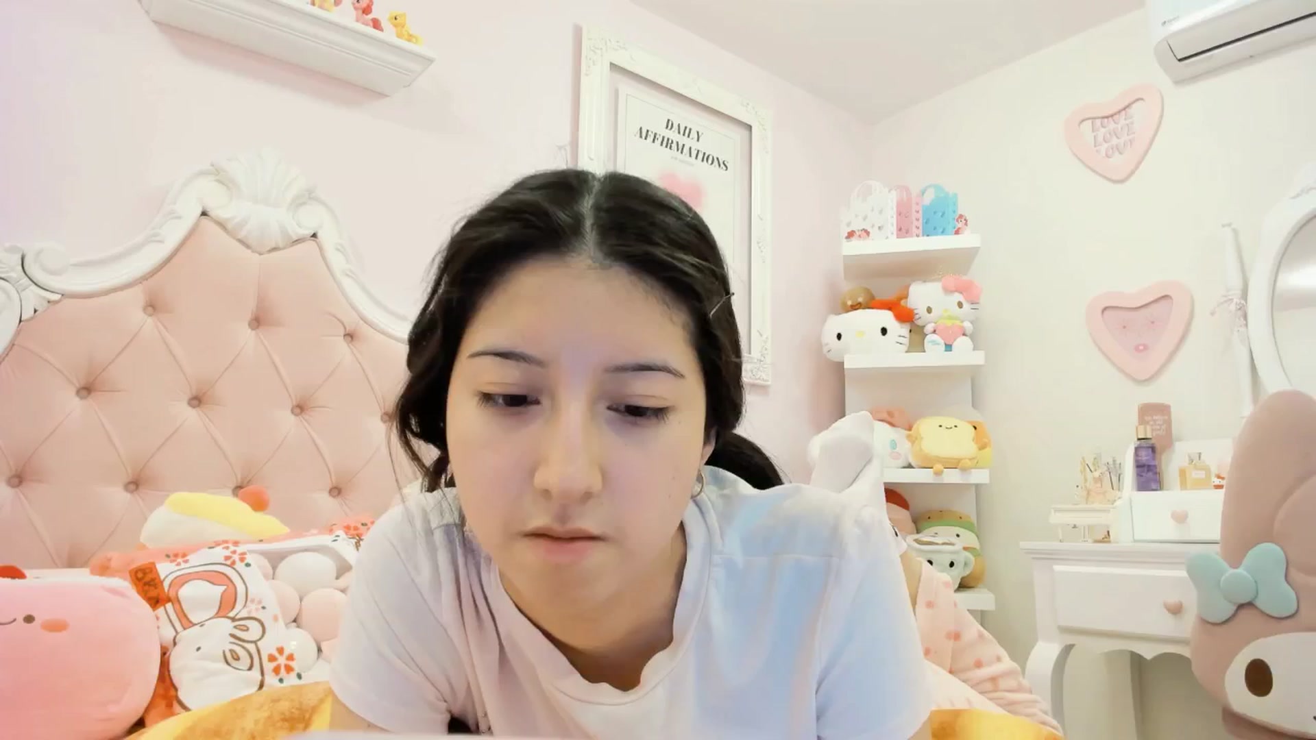 Gallery image thumbnail from Cherrycute666's myfreecams stream on, 12/24/2024, 04:12 image 2 of 20