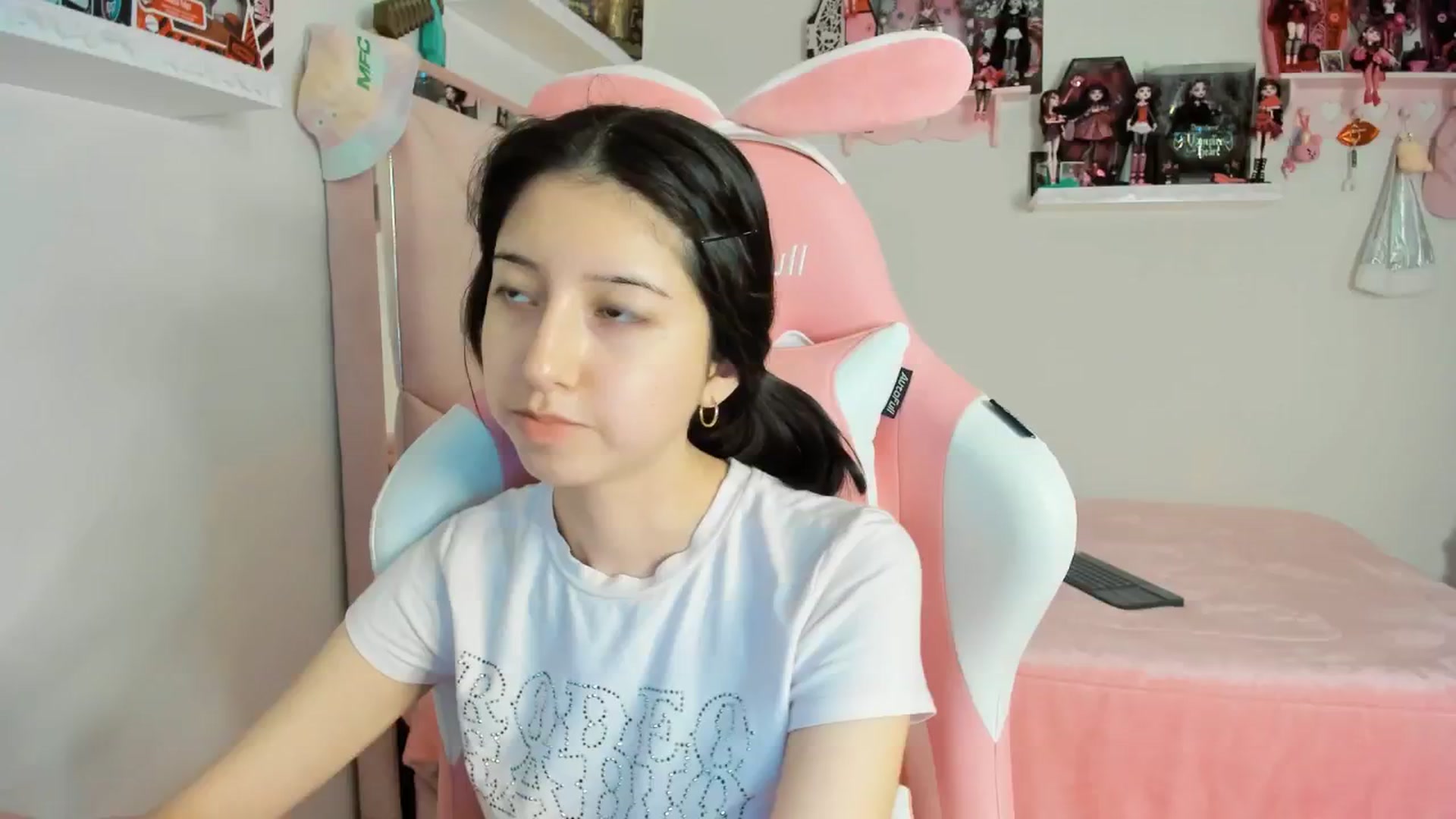Gallery image thumbnail from Cherrycute666's myfreecams stream on, 12/24/2024, 04:12 image 6 of 20